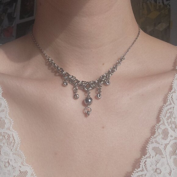 Gothic Victorian style V-shaped necklace with a small silver chain - Picture 2 of 12
